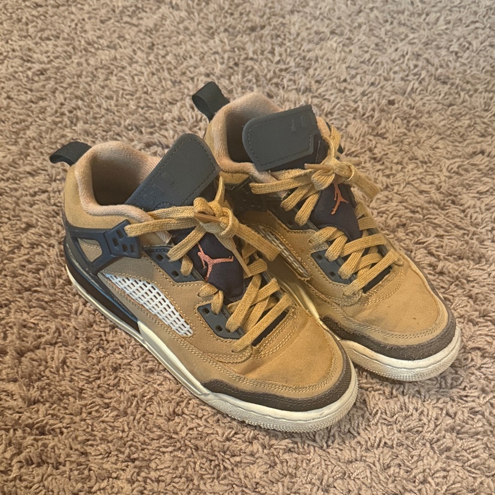 Boys Jordan Sneakers in tan